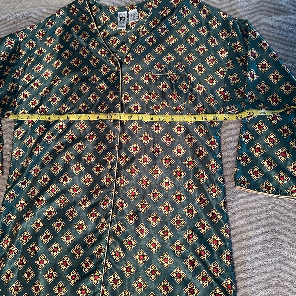 Vanity Fair Green and Red Patterned Top - Picture 5 of 8